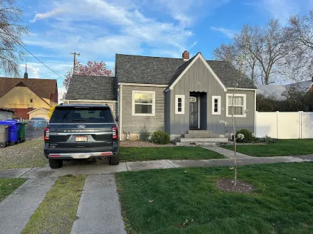 Quaint 3-bedroom house with AC, WiFi in delightful Lewiston