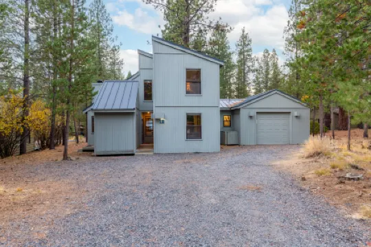 Cozy Escape with Hot Tub and BBQ - Inviting Family Retreat