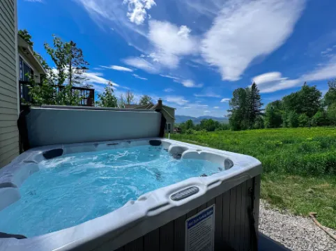 Mountain Views and Hot Tub - Spacious Luxury Escape