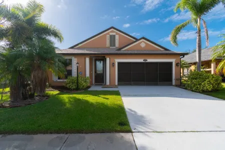 Spacious Open Floor Plan and Screened Patio Retreat - Charming Oasis