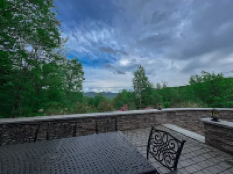 Stunning Mountain Views and Cozy Patio - Charming Alpine Retreat