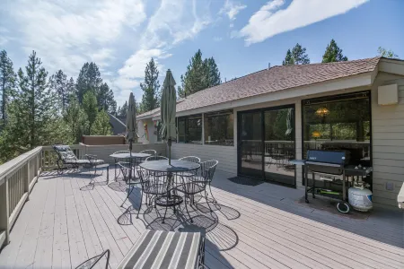 Private Hot Tub and Scenic Patio Views - Cozy Oasis