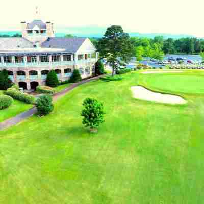 Convenient Location and Modern Comfort - Charming Getaway Hotel Exterior