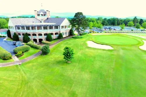 Convenient Location and Modern Comfort - Charming Getaway