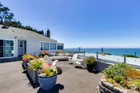 Centrally located condo with ocean views, nearby beach access