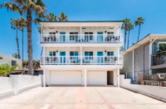 Cozy Balcony and Stunning Sea Views - Charming Ocean-Facing Retreat