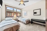 Expansive Deck with Hot Tub and Mountain Views - Stunning Retreat Hotels in Silverthorne