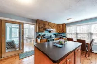Cheery house with deck, sunroom & patio - short walk to pond, beach & Rail Trail Hotel a Brewster