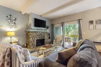 Ground-level condo w/stone fireplace + covered deck Hotel a Montezuma