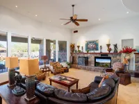Stunning Mountain Views and Luxurious Pool - Elegant Desert Haven Hotel di Carefree
