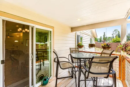 Newer, dog-friendly home at the forest's edge with patio & WiFi - near downtown Отели в г. Порт Ладлоу