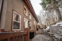 Cozy Gathering Spaces and Beautiful Mountain Views - Charming Cabin Retreat Hotels in Sundance