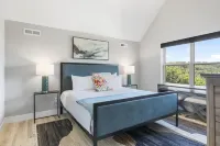 Scenic Lake Views and Private Hot Tub - Stunning Escape Hotel di Pine B Township