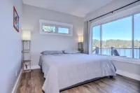 Shoreview Sunset Cottage