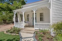 Private Hot Tub and Cozy Gas Fireplace - Charming Romantic Retreat