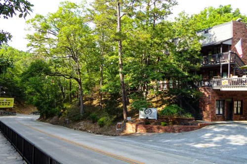 Ground-floor condo steps from historic downtown with streaming TV & WiFi Hotel a Cedar Township
