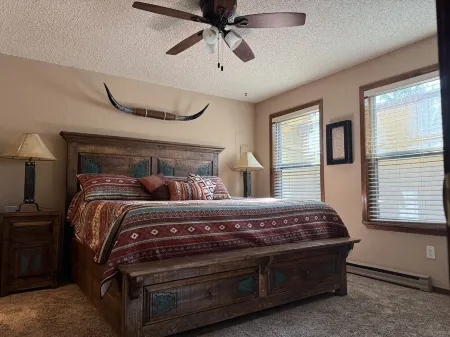 Relax and Golf, Play Tennis, Swim, Ski and make memories! Отели рядом с достопримечательностью «Moon Mountain»