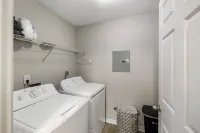 Modern 3Br  Near Uga & Sanford Stadium, Pool + Gym and Hospitals