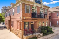 Spacious Condo with Outdoor Seating and BBQ Grill - Charming Retreat