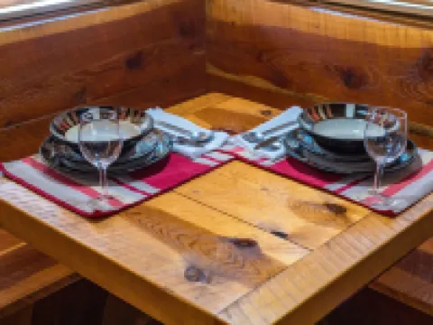 Charming Cabin with Scenic Views and Cozy Fireplace - Idyllic Retreat