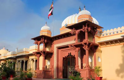 Amar Mahal Hotels near Orchha Fort and contact for cycling as well