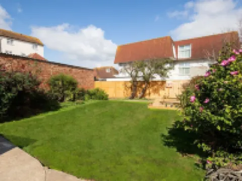 Stunning Beachfront Apt w Balcony & Sea Views Hotels in Bognor Regis