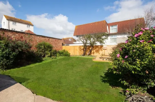 Stunning Beachfront Apt w Balcony & Sea Views