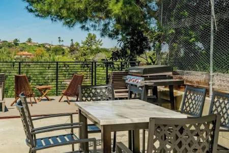 Monterey Park Retreat: Spectacular Views & Comfort