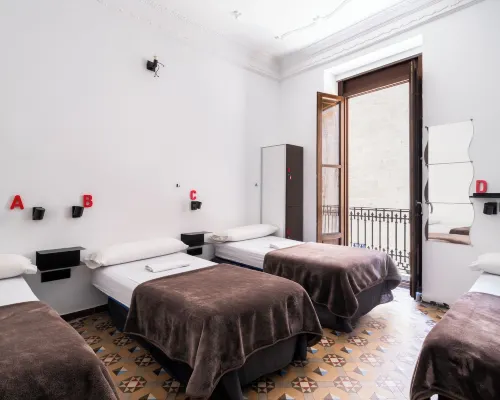 Home Youth Hostel by Feetup Hostels Hotels near Extramurs