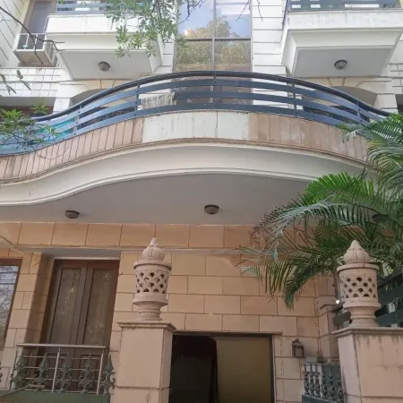 2 Bed Apartment Sleeps 4 with Parking New Delhi
