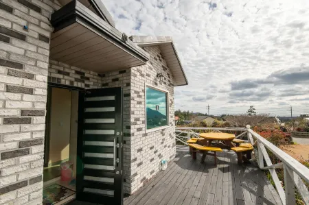 Lionhill Pension Отели рядом с достопримечательностью «Привет, остров Китти»