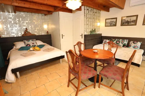Maison d'Hôtes et Roulotte" le 6 Bis" Hotels in Romans-sur-Isère