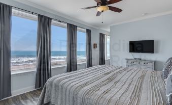 Magnificent Modern Beach House with Ocean View from All Rooms by RedAwning