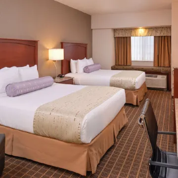 Best Western Plus Peak Vista Inn  Suites Отели рядом с достопримечательностью «Парк Коттонвуд Крик»