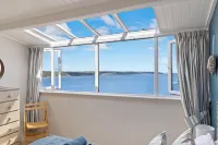 Cystanog Fach - Spectacular Sea Views, Balcony and Terrace, Parking