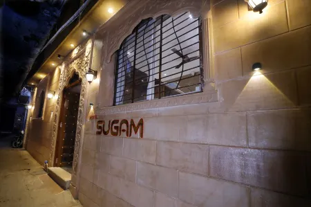 The Sky Imperial Hotel Sugam Отели рядом с достопримечательностью «View Point at Temple Wall»