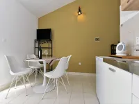 Apartments Helena Hotels in Муртер