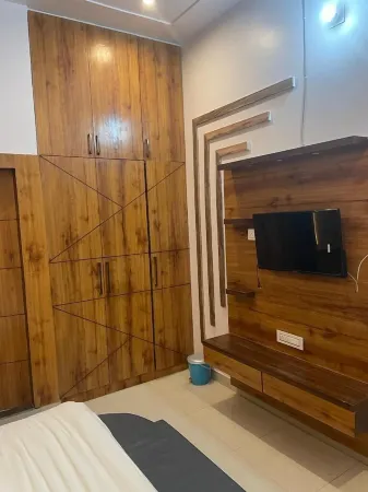 Udiksh Hotel and Restaurants Отели в г. Рохтак