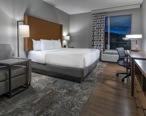 La Quinta Inn & Suites by Wyndham Flagstaff East I-40 Отели рядом с достопримечательностью «Бушмастер Парк»