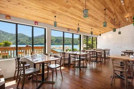 Lochmara Lodge - 20Mins by Boat from Picton Отели в г. Пайнс