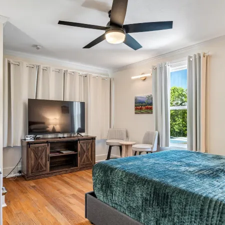 Cinnamon Bear Creekside Inn