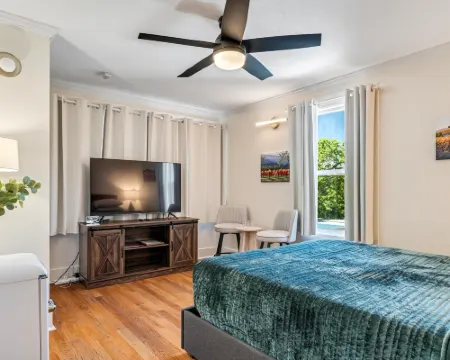 Cinnamon Bear Creekside Inn Hotels in Sonoma