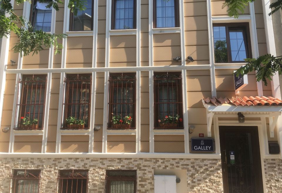 갤리 호텔 객실 내부의 깔끔한 모습