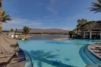 The Nautical Beachfront Resort - Beach
