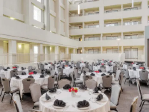 โรงแรม โคราวน์ พลาซ่า อินเดียแนโพลิส-แอร์พอร์ต บาย IHG โรงแรมในอินเดียแนโพลิส