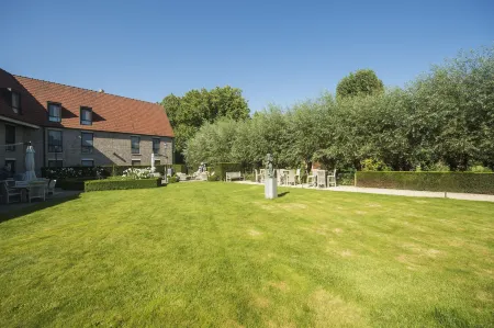 Begijnhof Hotel Отели рядом с достопримечательностью «University Library & Bell Tower»