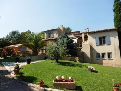 Mas Les Vieux Chenes Hôtels à : Saint-Cannat