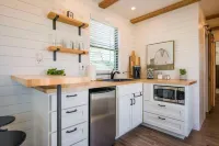 The Honeycomb-Tiny Container Home 12 Min. to Magnolia/Baylor Hotels in Elm Mott