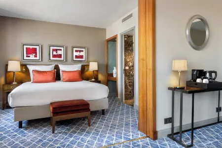 Warwick Brussels - Grand Place Отели рядом с достопримечательностью «Парк Сэнкантёнэр»