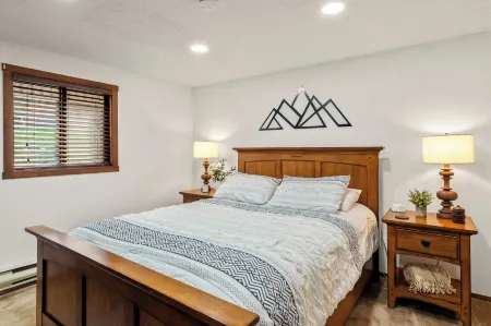 The Bears Den by AvantStay Prime Location Renovated w Movie Game Room